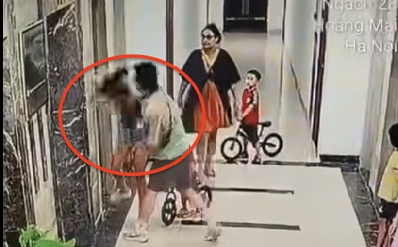 Người phụ nữ bị gã đàn ông hành hung chỉ biết ôm đầu chịu trận. Ảnh cắt từ clip