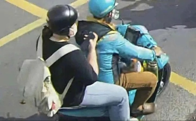 Hình ảnh chị M rời nhà bằng xe ôm công nghệ. (Ảnh: Pháp luật TP.HCM)