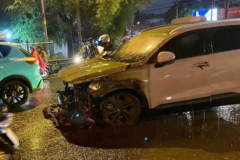 Phần đầu ô tô hư hỏng nặng sau đám cháy. Ảnh: Dân trí