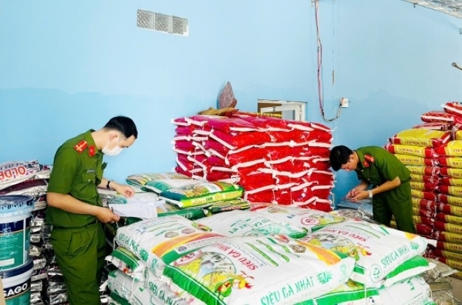 Lực lượng chức năng kiểm đếm số phân bón, vật tư nông nghiệp để điều tra theo thẩm quyền. Ảnh: Công an nhân dân