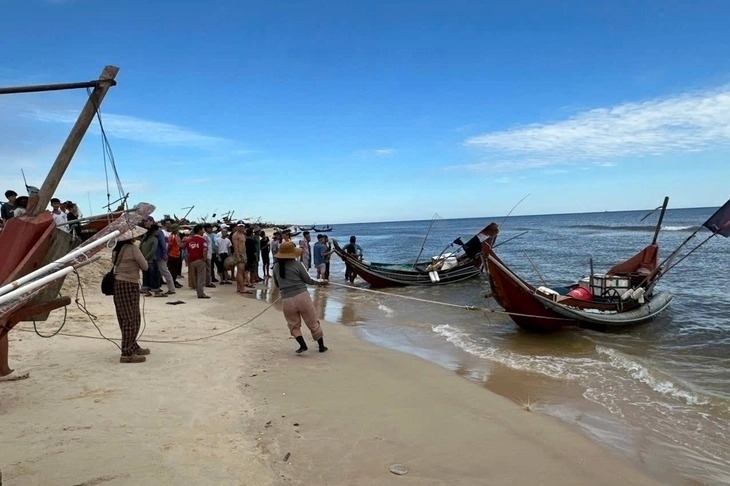 Nhiều lực lượng đang phối hợp tìm kiếm ngư dân mất tích khi đánh cá ngoài khơi Quảng Trị. Ảnh: Tuổi trẻ