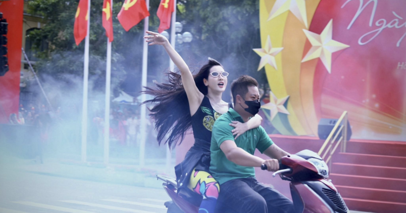 Chiến sĩ Mai Ly (ngồi phía sau) đang nhập vai trong tình huống giả định.