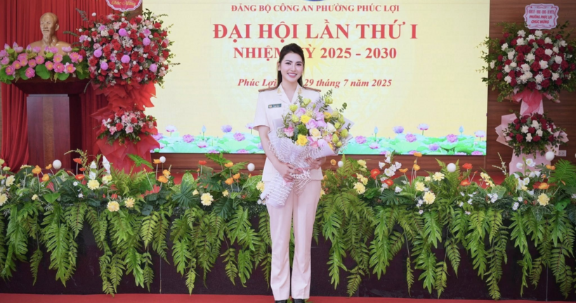 Thiếu tá Lê Thị Mai Ly đang công tác tại Công an phường Phúc Lợi, TP Hà Nội. (Ảnh: NVCC)