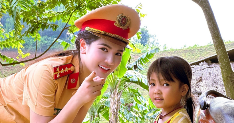 Sau vai diễn “hotgirl cháy phố” trong buổi biểu diễn, chị là “bông hồng thép” xinh đẹp của Công an TP Hà Nội. (Ảnh: NVCC)