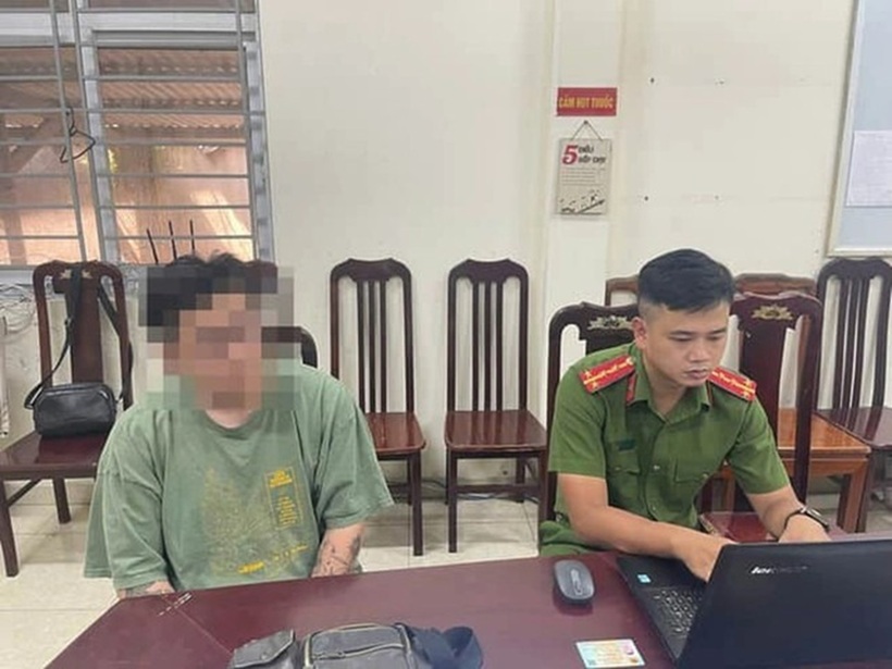 Người đàn ông xăm trổ hành hung cô gái tại chung cư ở Hà Nội tại cơ quan công an. Ảnh: Sức khỏe & Đời sống