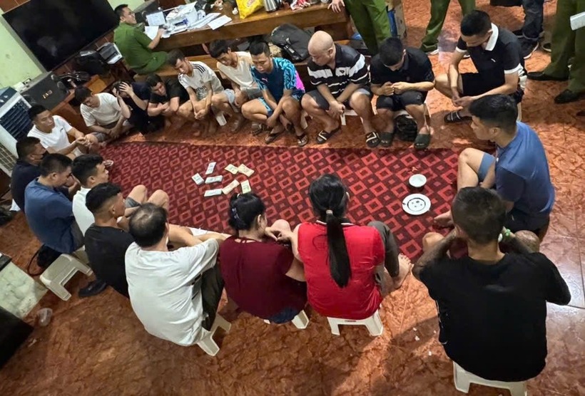 Công an phát hiện 19 đối tượng đang sát phạt nhau bằng hình thức xóc đĩa ăn tiền. (Ảnh: Cơ quan công an)