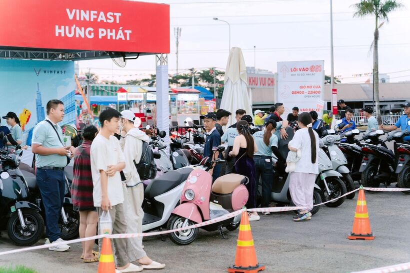 Ngay từ sớm, nhiều khách hàng đã có mặt tại sự kiện để tận tay trải nghiệm các dòng xe máy điện của VinFast và nghe tư vấn về những chính sách hấp dẫn.