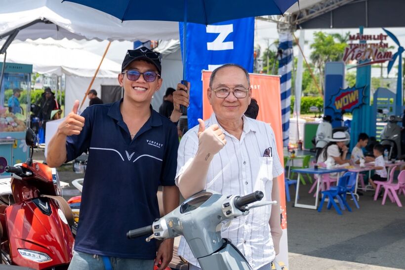 Ông Nguyễn Thanh Văn (bên phải) đặt cọc mua VinFast Evo Grand tại sự kiện “Đổi xăng lấy điện” sáng ngày 9/8.