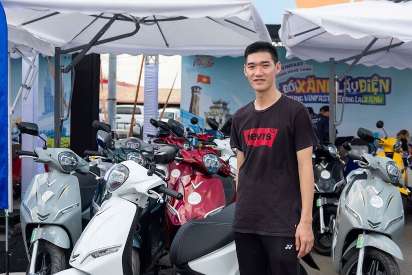 Anh Lý Bửu Sơn (TP.HCM) đổi chiếc Honda Lead sang VinFast Feliz Neo tại sự kiện.