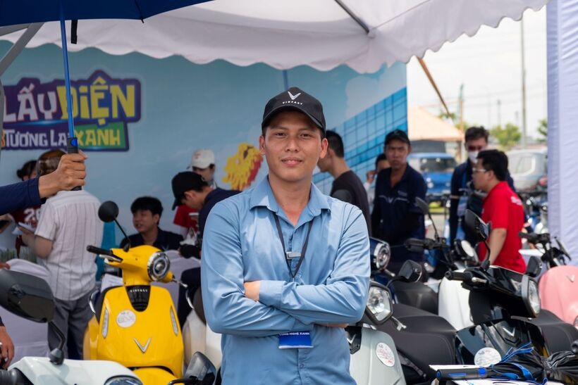 Anh Lê Văn Đạt, chủ đầu tư đại lý VinFast Công Nghệ Xanh cho hay, lượng khách hàng quan tâm và chốt đổi sang xe máy điện ngày càng tăng qua mỗi sự kiện “Đổi xăng lấy điện”.