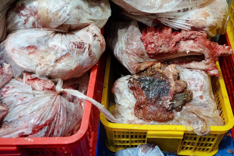 Một số lô thịt trâu, lợn đã bốc mùi hôi thối nhưng vẫn được sử dụng để sản xuất ra các sản phẩm thịt sấy bán cho người tiêu dùng. Ảnh: Công an tỉnh Phú Thọ.