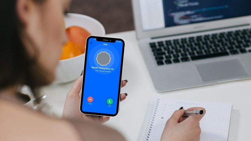 Dù Zalo chưa hỗ trợ sẵn chức năng ghi âm cuộc gọi, nhưng với các công cụ có sẵn trên điện thoại, phần mềm trên máy tính hoặc ứng dụng hỗ trợ từ bên thứ ba, bạn vẫn có thể dễ dàng lưu lại các cuộc trò chuyện quan trọng với chất lượng âm thanh rõ ràng, đầy đủ.