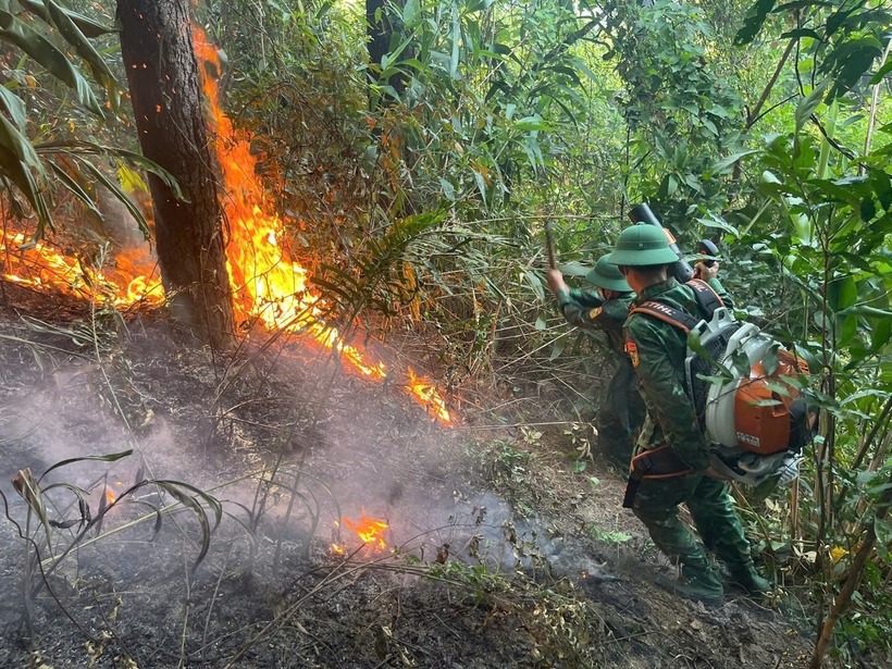 Lực lượng chức năng dập tắt đám cháy. Ảnh: PLO.