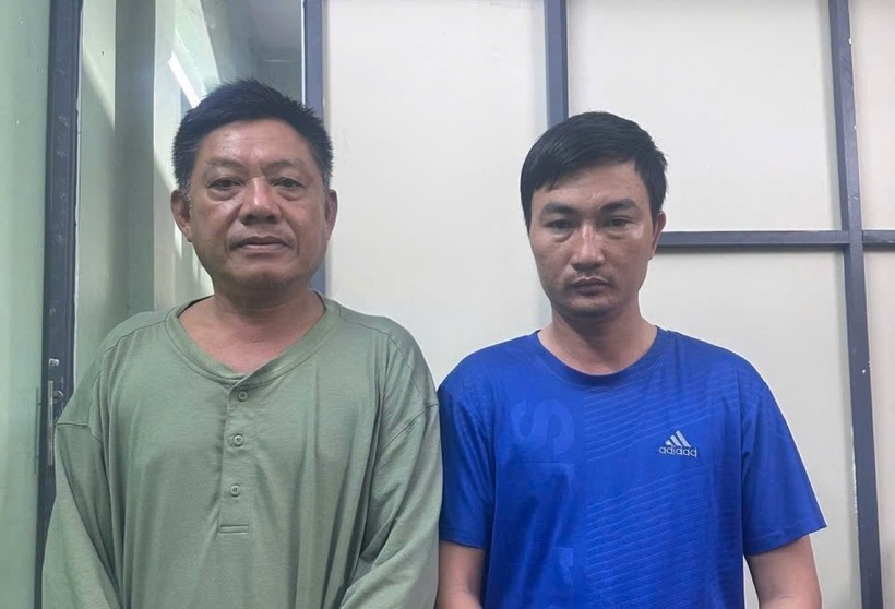 Hùng (bìa trái) và Bá bị bắt tạm giam. Ảnh: Công an cung cấp