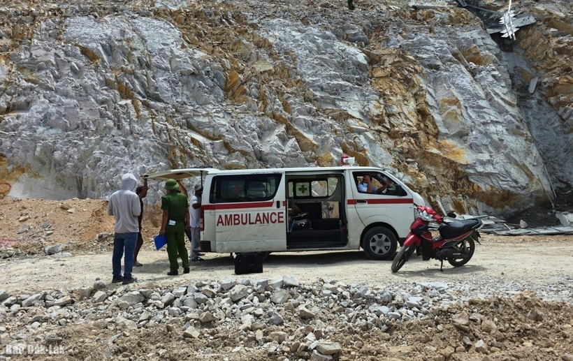 Xe cứu thương và các lực lượng chức năng nhanh chóng có mặt tại hiện trường đưa người gặp nạn đi cấp cứu. (Ảnh: Báo Đắk Lắk)