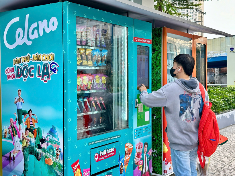 Máy bán kem tự động đầu tiên tại Việt Nam thu hút với nhiều bạn trẻ