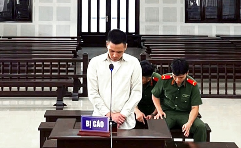 Bị cáo lãnh án về tội làm, tàng trữ tiền giả. (Ảnh: Tuổi trẻ)