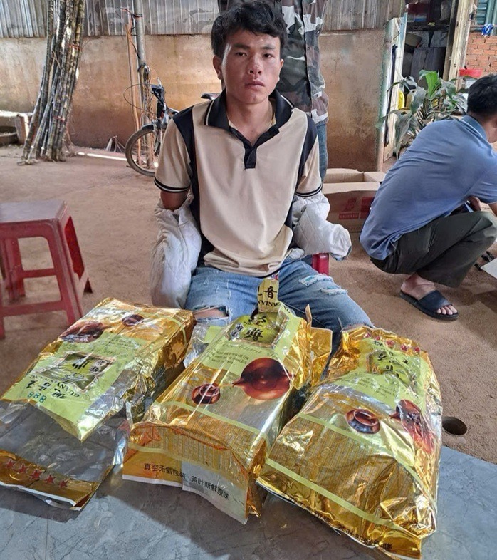 Đối tượng Giàng Seo Hòa bị bắt giữ cùng tang vật. (Ảnh: Cơ quan công an)