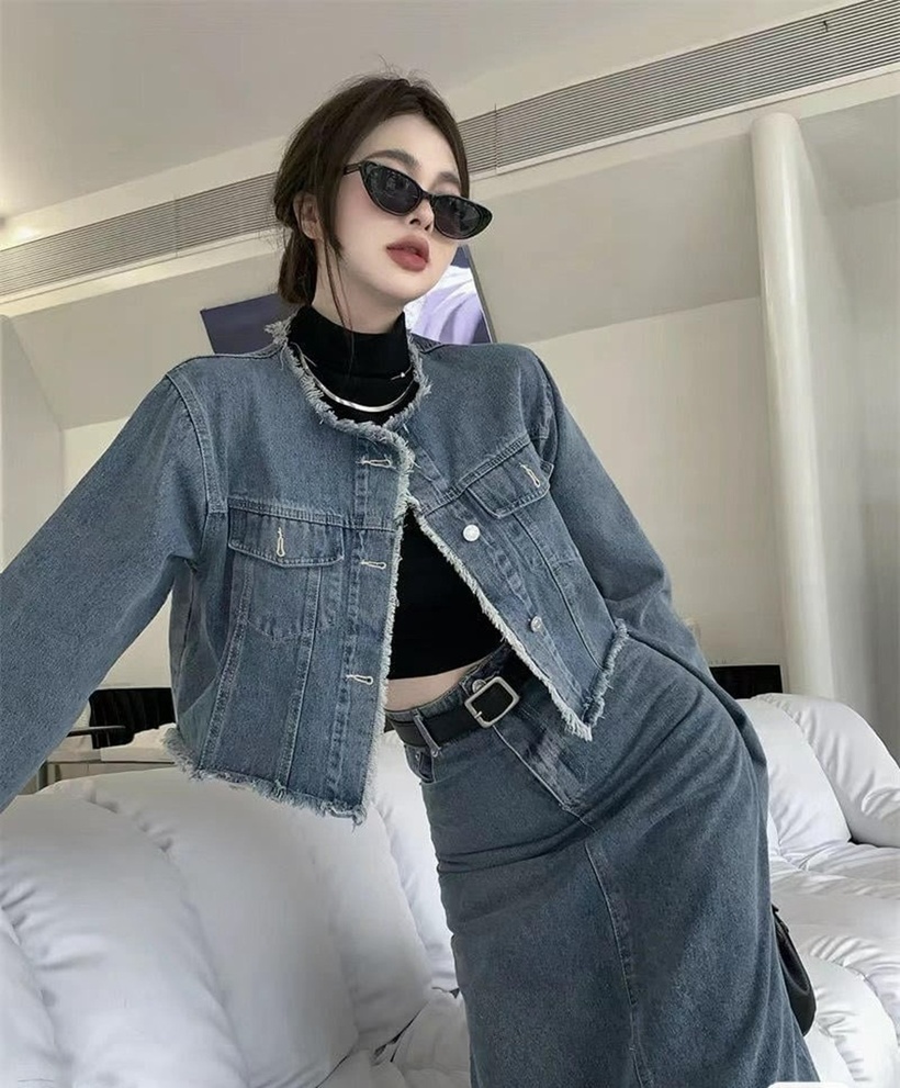 Chân váy jean dài và áo khoác denim chắc chắn là “cặp bài trùng” được yêu thích.