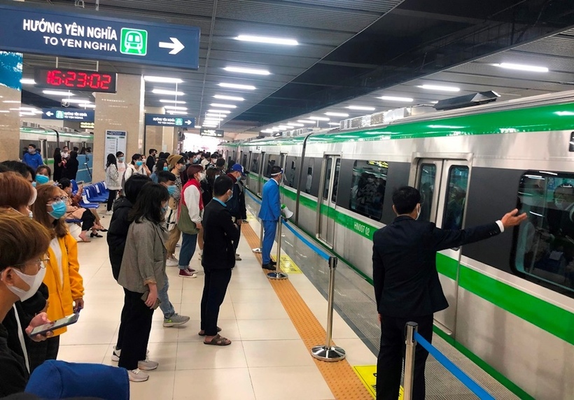 Hanoi Metro khẳng định, cho đến thời điểm hiện nay, Công ty chưa ban hành bất kỳ quy định nào liên quan đến việc cấm hành khách mang xe đạp gấp có gắn pin Lithium lên tàu trên các tuyến đường sắt đô thị số 2A (Cát Linh - Hà Đông) và 3.1. (Nhổn - Cầu Giấy)