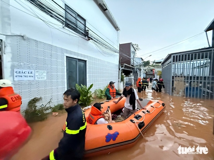 Người dân trong hẻm 28 Lữ Gia phải di dời vì nước mưa dâng lên từ hệ thống suối Cam Ly. (Ảnh: Tuổi trẻ)