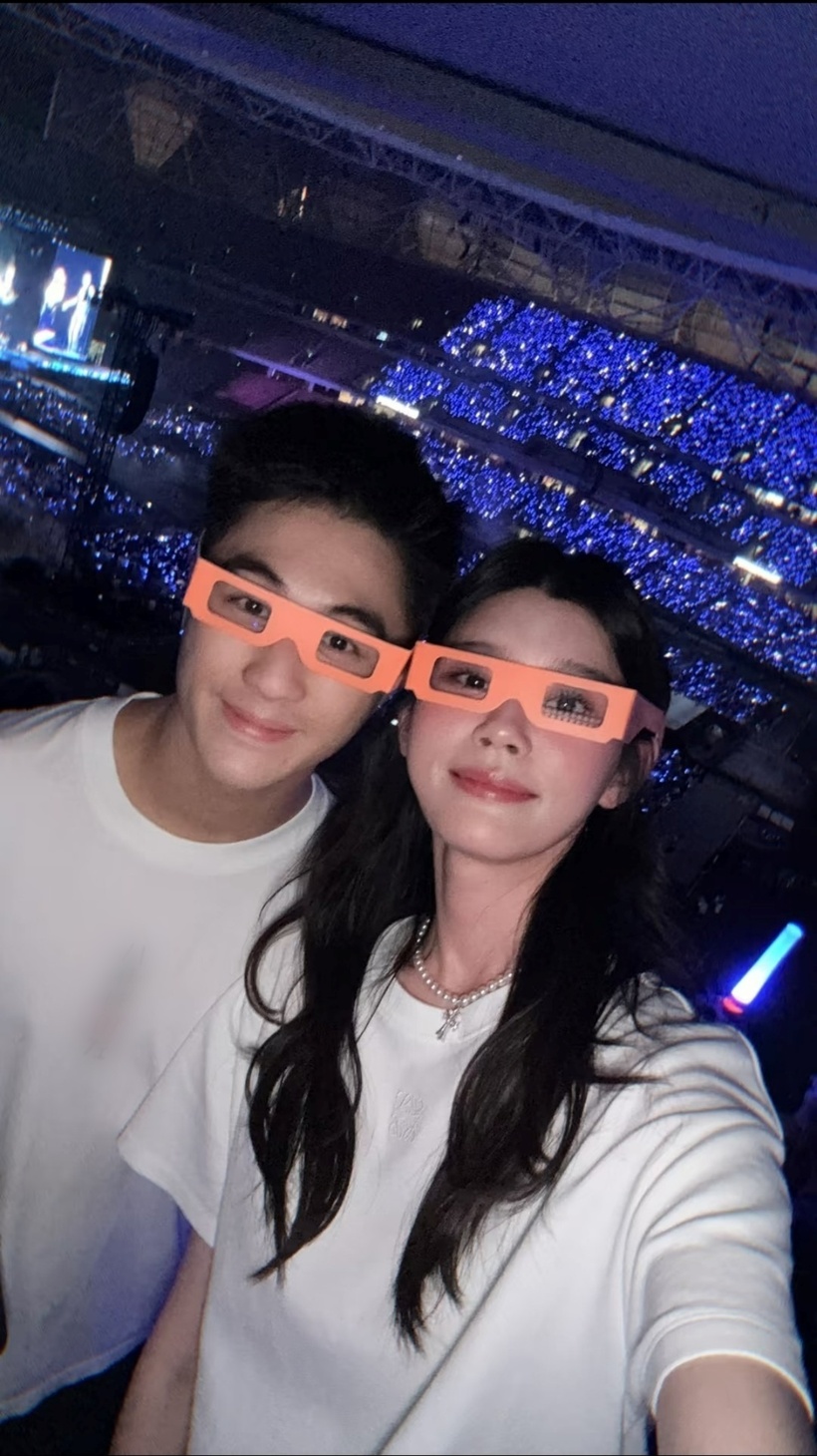 Hề Mộng Dao cùng chồng đi xem concert.