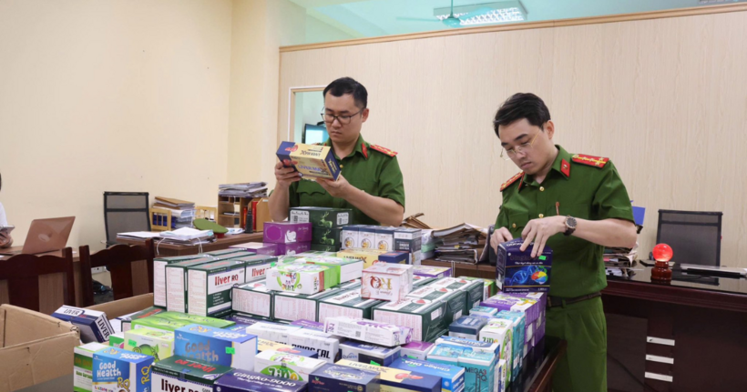 Công an tỉnh Phú Thọ thu giữ số lượng lớn các loại thực phẩm chức năng, dược phẩm giả, kém chất lượng được công ty Cổ phần Dược phẩm Santex sản xuất và tiêu thụ trái phép ra thị trường. (Ảnh: Công an Phú Thọ)