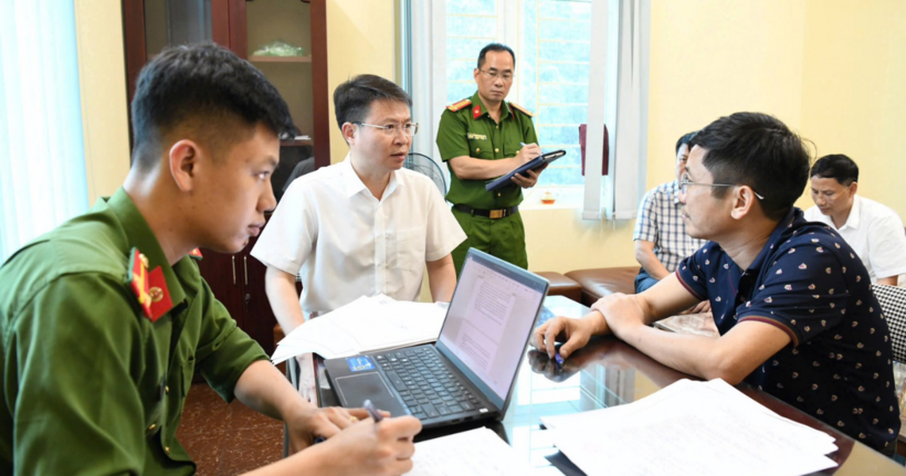 Thiếu tướng Nguyễn Minh Tuấn, Giám đốc Công an tỉnh Phú Thọ trực tiếp lấy lời khai đối tượng liên quan để làm rõ hành vi sản xuất, buôn bán thuốc giả. (Ảnh: Công an Phú Thọ)