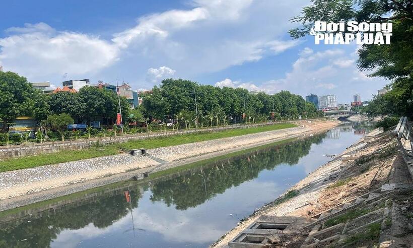 Hai bên bờ sông Tô Lịch được kè đá và các hố ga đã cơ bản hoàn thiện.