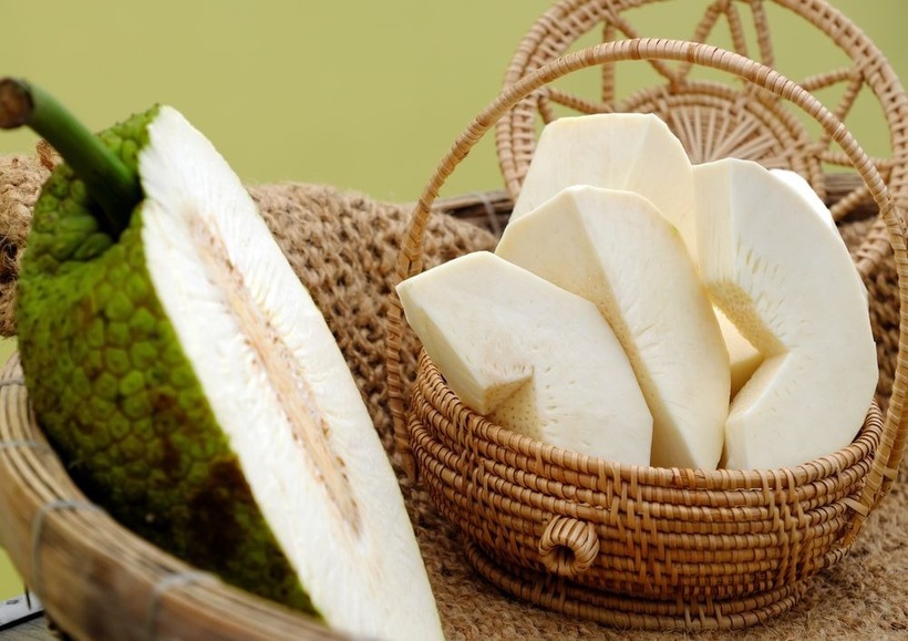 Bên trong là phần thịt quả màu trắng kem hoặc vàng nhạt.