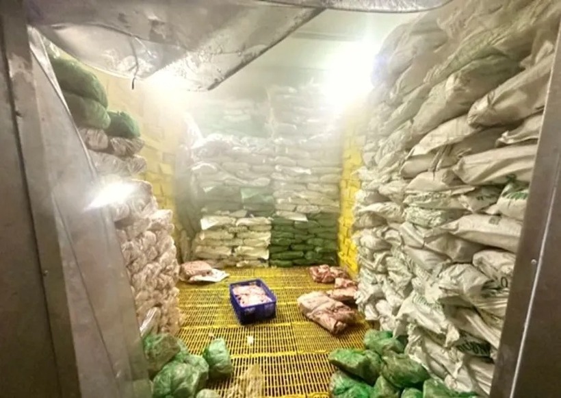 Số hàng hoá không rõ nguồn gốc lực lượng chức năng phát hiện. (Ảnh: Công an)