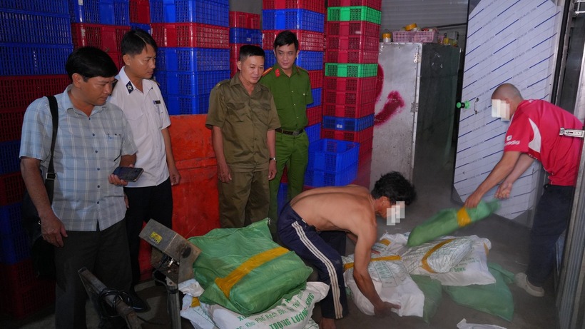 Tại cơ sở của ông K., còn có thêm mỡ động vật không rõ nguồn gốc. (Ảnh: Công an)