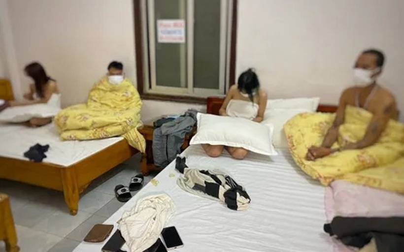 Sau khi thỏa thuận giá bán dâm 800.000 đồng/lượt với khách, "tú bà" nhanh chóng "điều" 2 nữ tiếp viên của quán đến địa điểm hẹn mua bán dâm. Ảnh minh họa