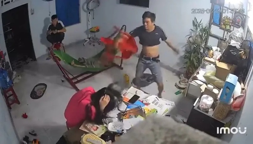 Hình ảnh Huỳnh Thanh Tân cầm ghế nhựa đập liên tiếp nhiều phát vào đầu chị Tuyến.