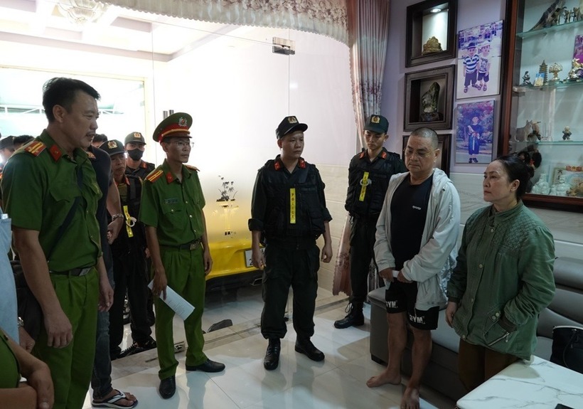 Lực lượng chức năng công bố các quyết định về khởi tố vụ án, khởi tố bị can và lệnh bắt tạm giam. Ảnh: Báo Xây dựng