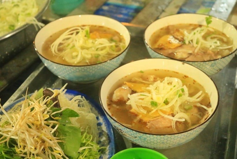 Nước dùng chính là "linh hồn" của bún bò Huế.