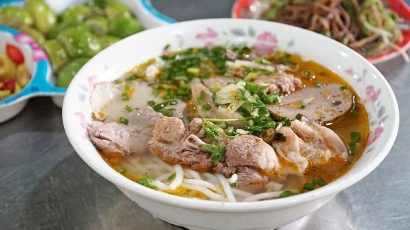 Bún bò Huế là món ăn được nêm nếm đậm đà, với hương vị khó quên.