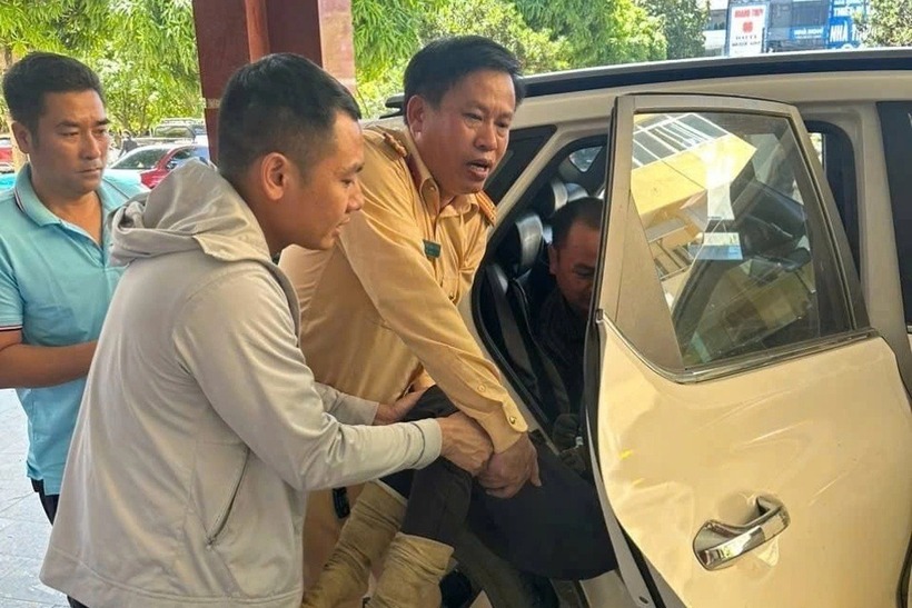 Cảnh sát giao thông hỗ trợ người nhà đưa bệnh nhân vào khu vực cấp cứu. Ảnh: Dân trí