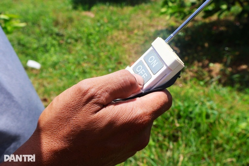 Với một chiếc điều khiển từ xa, anh Rin có thể quản lý hệ thống tưới nước, bón phân của cả trang trại. Ảnh: Dân trí