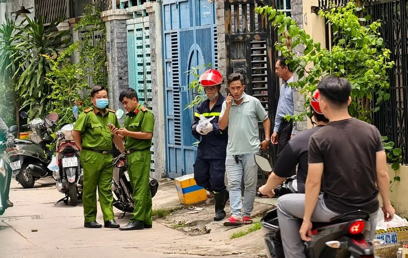 Công an phong tỏa hiện trường, khám nghiệm điều tra vụ việc. (Ảnh: PLO)