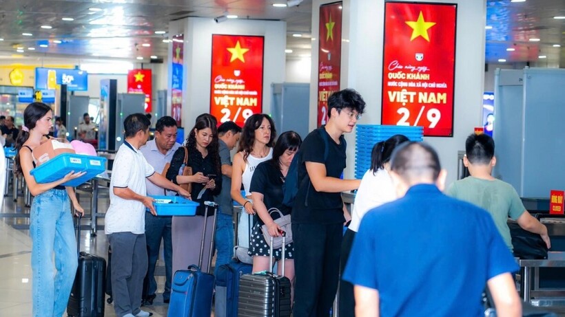 Sân bay nhộn nhịp hơn khi sắp tới dịp 2/9