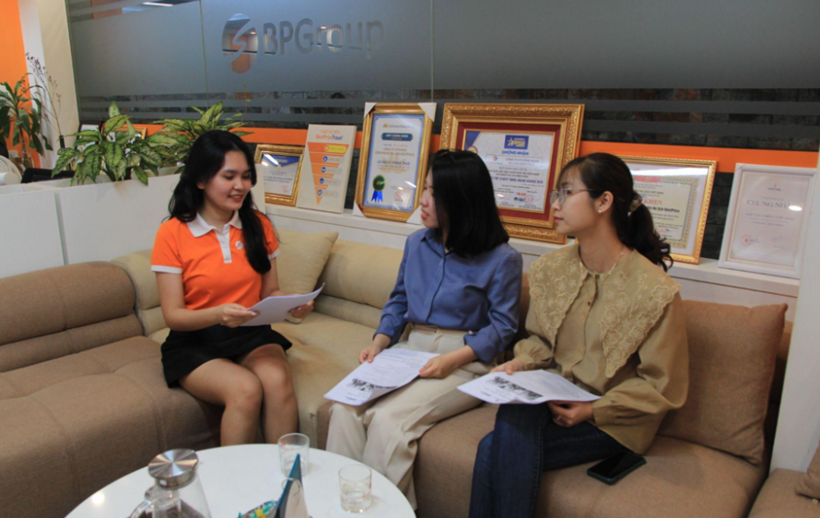 Khách quan tâm dịch vụ du lịch tại văn phòng BestPrice Travel