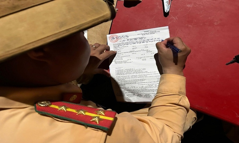 Lực lượng chức năng tiến hành lập biên bản các trường hợp vi phạm.