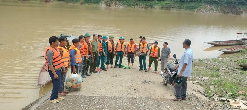 Lực lượng chức năng cùng gia đình và các đơn vị chức năng tiến hành tìm kiếm nạn nhân. Ảnh: Báo Dân việt.