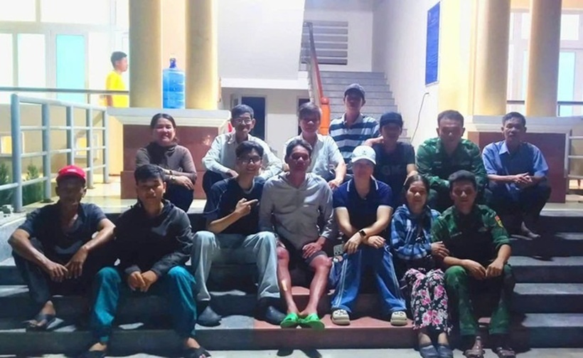 Ngư dân Trần Ngọc Thạch (ngồi giữa, hàng đầu) được cứu sống sau hơn 24 giờ lênh đênh trên biển. Ảnh: Người lao động