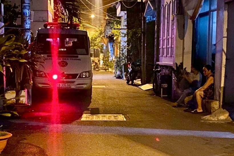 Cơ quan chức năng có mặt tại khu nhà trọ để khám nghiệm hiện trường. Ảnh: Dân trí