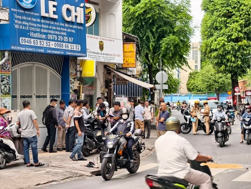 Lực lượng chức năng làm việc tại hiện trường. Ảnh: PLO