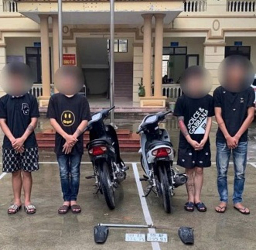 4 thanh thiếu niên dưới 18 tuổi, mang theo gạch và kiếm dài, tấn công một nhóm 6 thiếu niên đang ngồi bên đường. Ảnh: VietNamnet.