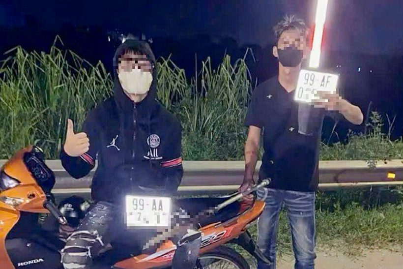 Nhóm thanh niên dùng hung khí chém vào xe máy, phá hoại phần đuôi xe và lấy đi hai biển số mô tô. Ảnh: Báo Tuổi trẻ.