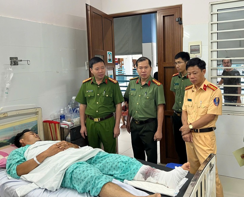 Đại tá Nguyễn Tường Vũ, Phó Giám đốc Công an tỉnh Lâm Đồng đã đến Bệnh viện để trực tiếp thăm hỏi, động viên Trung tá Trung. Ảnh: PLO.